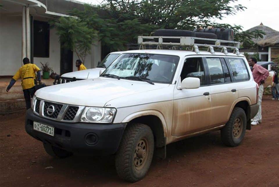 Los chicos locales de transporte de agua en la ciudad de Jinka