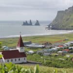 Un pequeño pueblo en la costa de Islandia