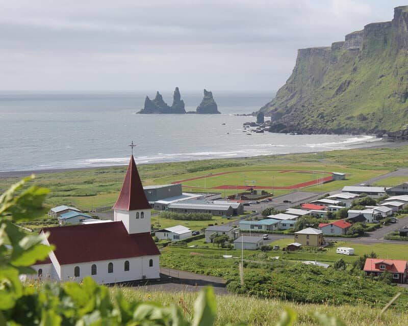 Un pequeño pueblo en la costa de Islandia