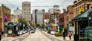 Una calle de menfish con una carretera central y edificios a los lados